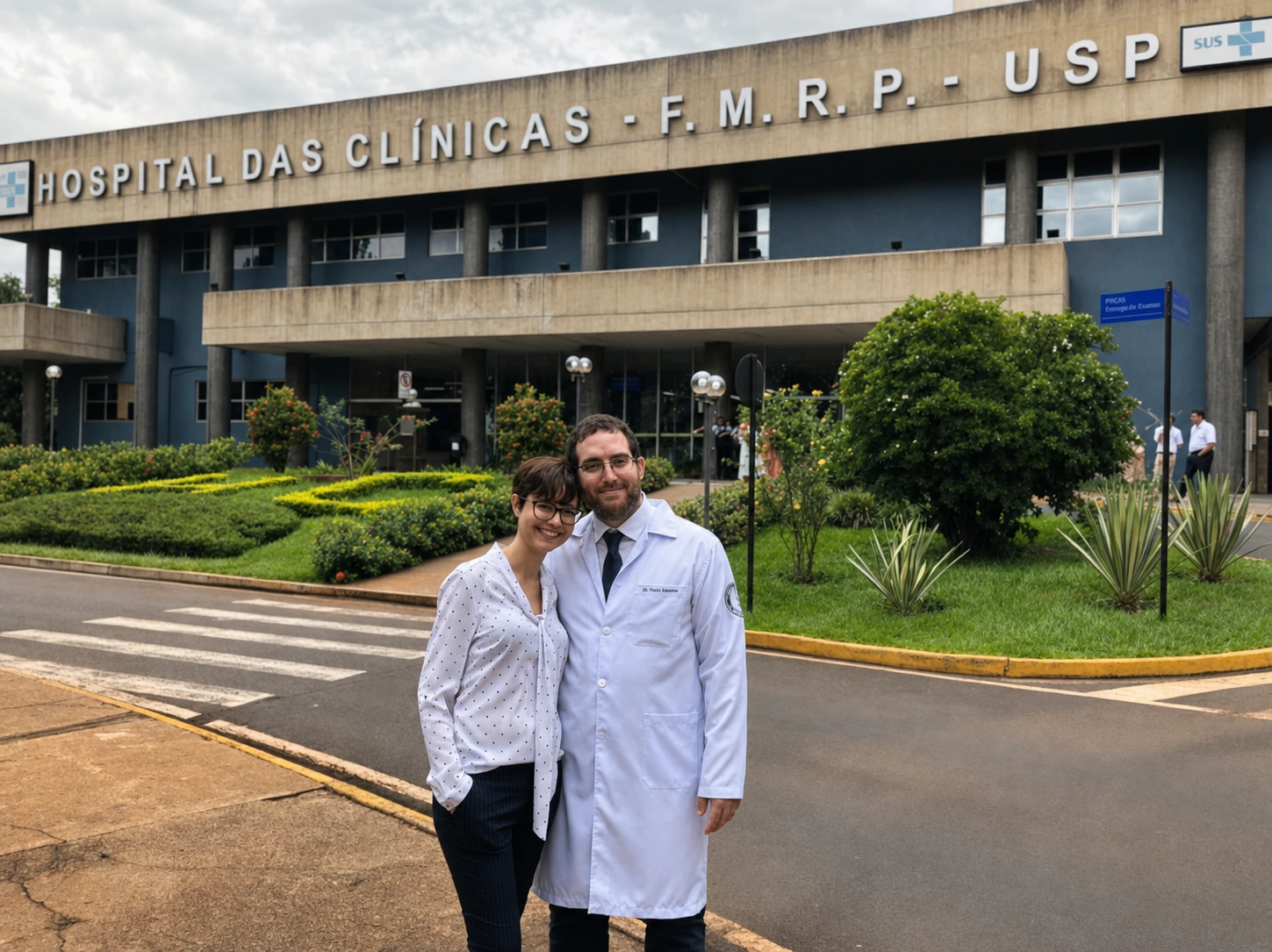 Dr. Pedro Lugarinho em frente ao Hospital das Clínicas da FMRP-USP
